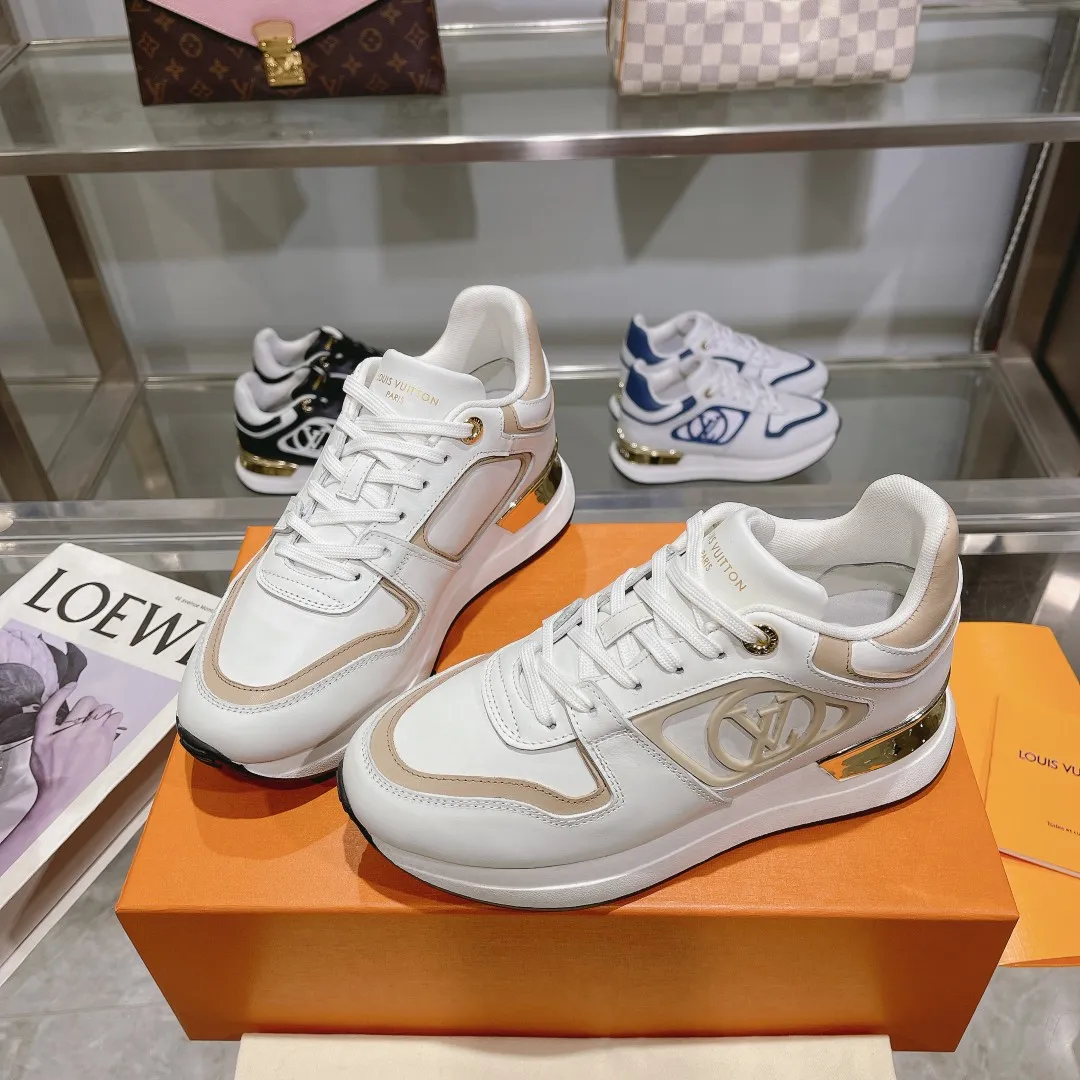 [L Family] P: 760💰Size 35-42 for women, 39-46 for men, (41.42 for women, 45.46 for men, customized) .LV Donkey Brand 🔥🔥LOUIS VUITTON Louis Vuitton's official website synchronizes the 2025 autumn and winter couple's models, which are now on the market, this Neo Run Away sneakers are inspired by running shoes, integrating LV's iconic must-have shoes into the trend. This version is a 1:1 replica of the original version. It is made of two-tone calfskin to highlight its simple lines and unique wedge outsole. Key details include the LV initials on the side and an engraved gold heel stabilizer on the back plus a 2cm hidden insole.